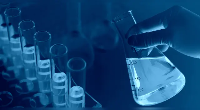 Estudio científico revela vínculo entre sustancia química y la pubertad precoz en niñas.