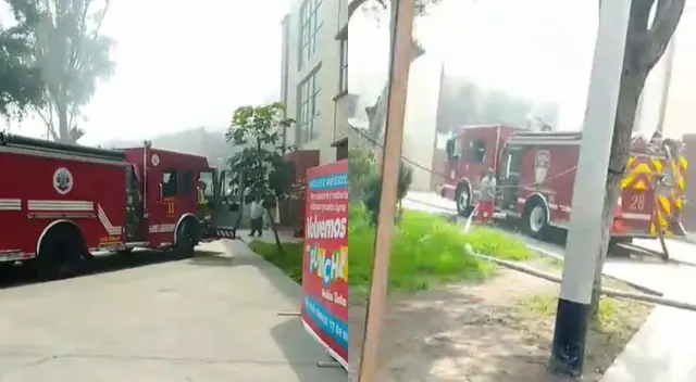 Bomberos atienden incendio dentro del auditorio del colegio Ricardo Palma en Surquillo.