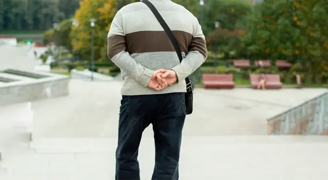 Qué significa caminar con las manos atrás de la espalda, según la psicología