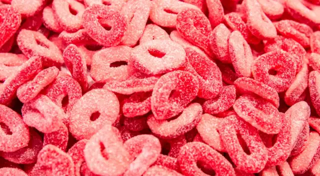 Congreso busca eliminar la eritrosina, el colorante rojo 3 presente en bebidas y varios productos: revisa cuáles son