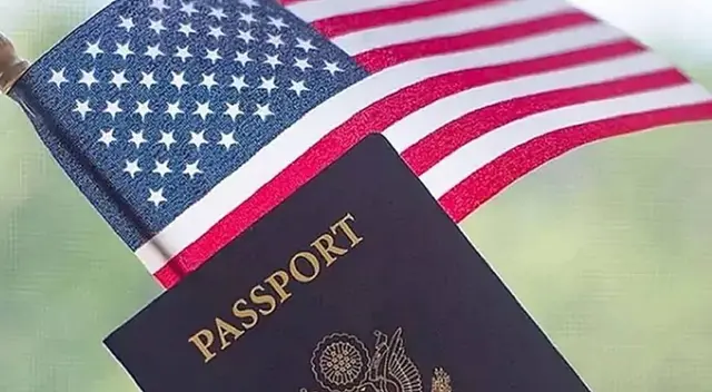 Recibe la ciudadanía estadounidense en el país.