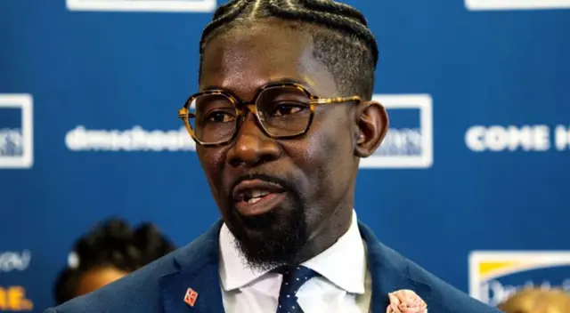 Acusan a Ian Roberts, superintendente en Iowa, de estar ilegal en EE.UU. ¿Qué se sabe del caso.