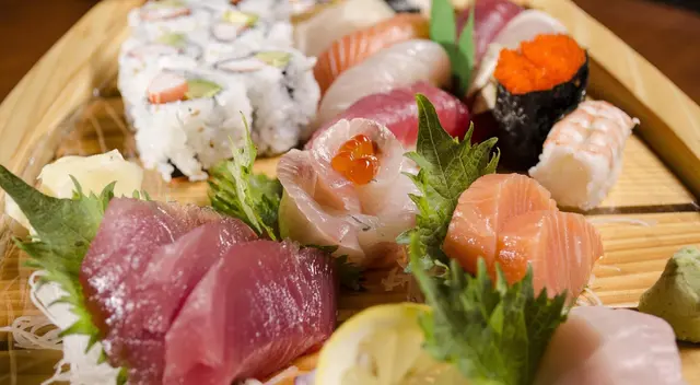 Exigen quitar sushi de gran venta en supermercados tras brote de Listeria que causa graves daños.