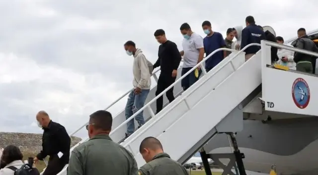 Cuarto vuelo desde EE. UU. con argentinos deportados relatos de dolor y futuro incierto.