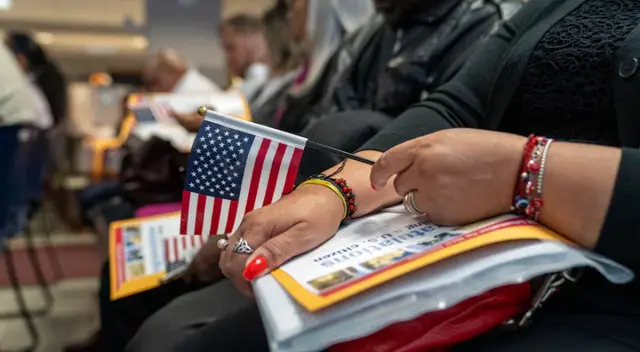 Requisitos para ciudadanía americana cambian en octubre 2025 esto dice la nueva regla USCIS.