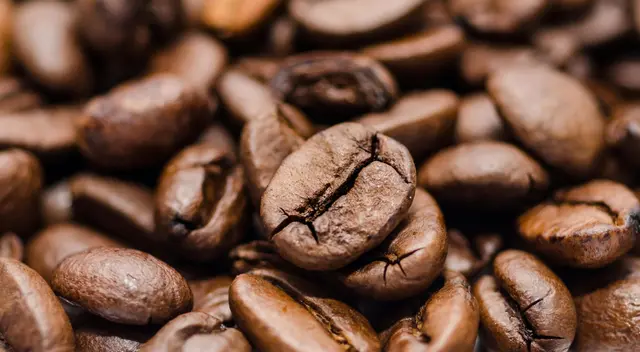 Autoridades confirman retiro urgente de café tras detectarse vidrio en varios de sus lotes.