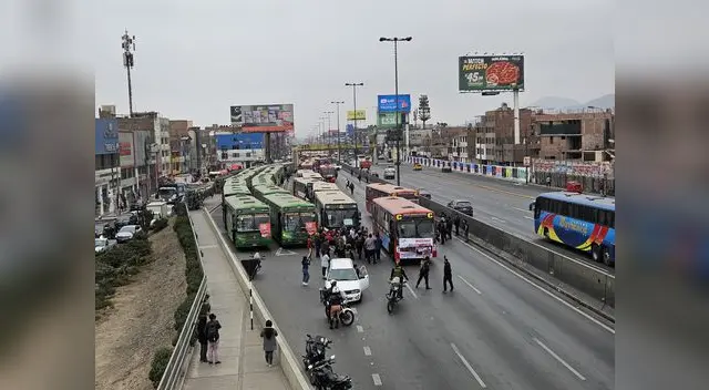 Transportistas paralizan Lima: bloquean la Panamericana Norte