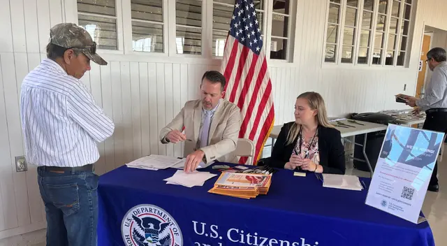 USCIS endurece requisitos de ciudadanía pese a no tener delitos.