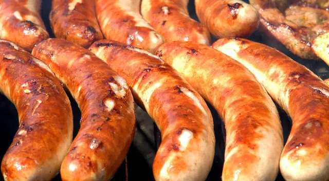 Retiran salchichas de marca popular vendidas en Walmart por alerta grave.