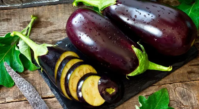 Rica en fibra, antioxidantes y agua, la berenjena es ideal para cuidar tu salud y prevenir enfermedades. Rica en fibra, antioxidantes y agua, la berenjena es ideal para cuidar tu salud y prevenir enfermedades.