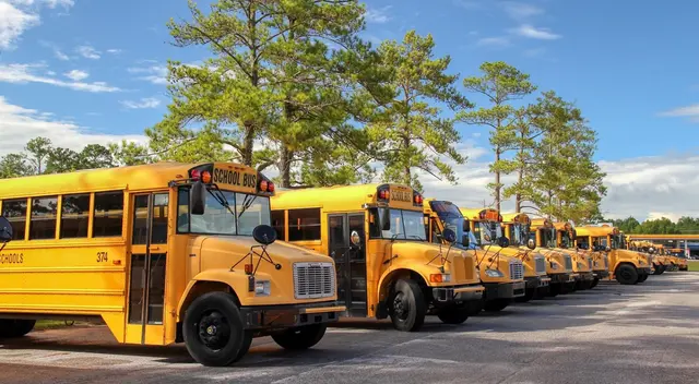 Migrantes en California ganan protección legal frente al ICE y nuevas garantías.