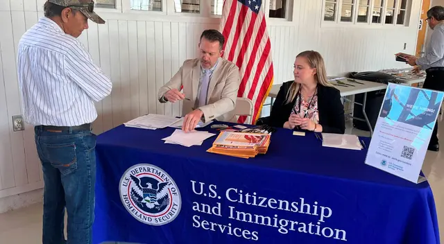 La medida que está tomando EE.UU. con los inmigrantes que van a sus oficinas. La medida que está tomando EE.UU. con los inmigrantes que van a sus oficinas.