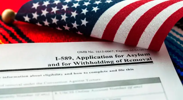 Esta es la tarifa anual del asilo y los formularios digitales que encontrarás desde octubre en el USCIS.