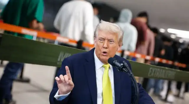 Migrantes preocupados tras anuncio de cobro de $1,000 por parole humanitario en EE. UU.