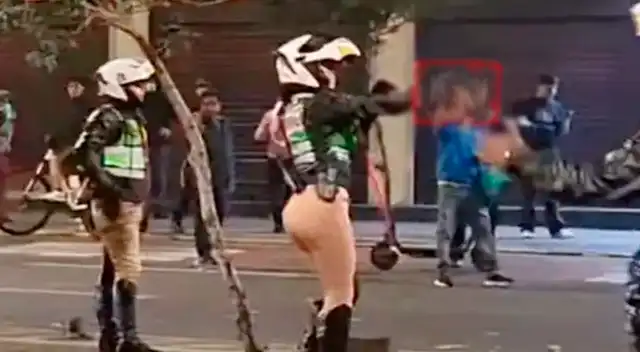 Policías son captadas apuntando con arma de fuego contra civiles en manifestación