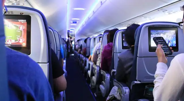 Aerolínea de EE. UU. cobrará a los pasajeros por inclinar el respaldo del asiento.