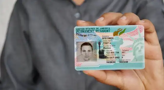 Conoce si es necesario tener la Green Card para conseguir un permiso de trabajo.