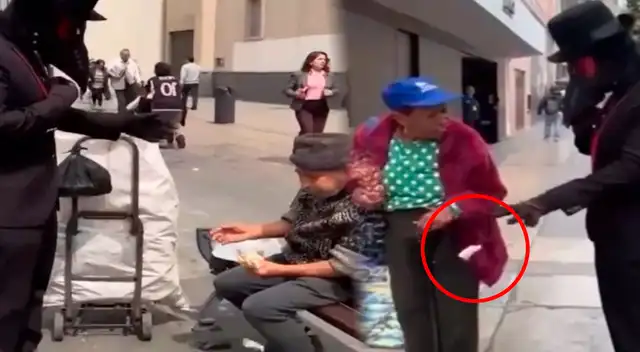 Tiktoker Lemon Pay INDIGNA al humillar a ancianos tirando dinero al suelo: “Estoy regalando a gente pobre” Tiktoker Lemon Pay INDIGNA al humillar a ancianos tirando dinero al suelo: “Estoy regalando a gente pobre”