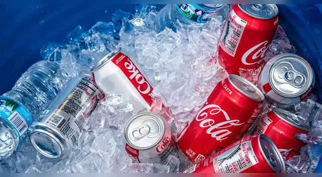 FDA retira tres refrescos Coca-Cola por contaminación metálica.