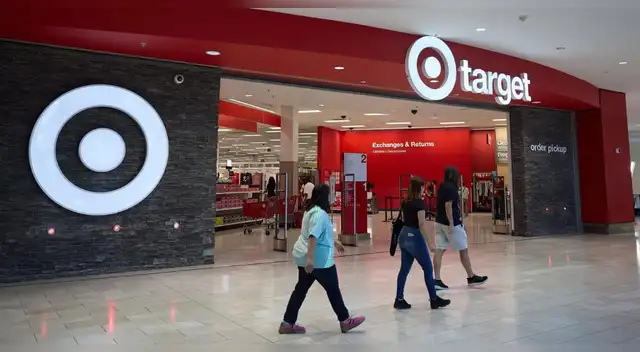 Crisis en Target despide a 1,000 trabajadores antes del boom de compras navideñas. Crisis en Target despide a 1,000 trabajadores antes del boom de compras navideñas.