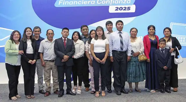 Emprendedores fueron premiaros con beca como premio al esfuerzo.