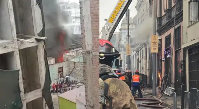 Fuerte incendio desata emergencia en el Centro de Lima: fuego amenaza al costado del Congreso