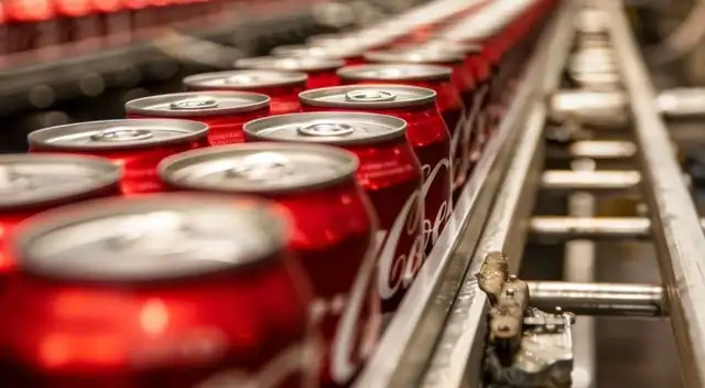 Ordenan retiro inmediato de más de 70 mil latas de Coca-Cola por insólita razón dada por la FDA: revisa si lo tienes