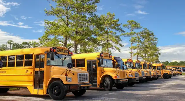 Indignación en redes sistema de IA confunde bolsa de Doritos con arma y esposan a alumno.