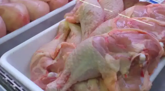 Retiran más de 2.200 toneladas de pollo de todos los supermercados por presencia de metal en los productos