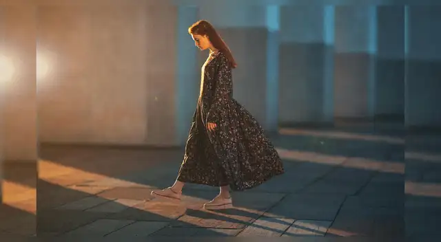 Por qué algunas personas caminan mirando al suelo y qué dice eso de su estado emocional, según la psicología