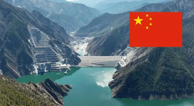 China rompe récords y deja atrás la energía solar: esta nueva fuente de energía alcanza la altura de la Torre Eiffel