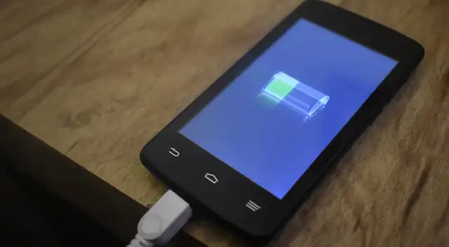 Cómo cargar tu celular sin luz de forma segura y rápida. Cómo cargar tu celular sin luz de forma segura y rápida.