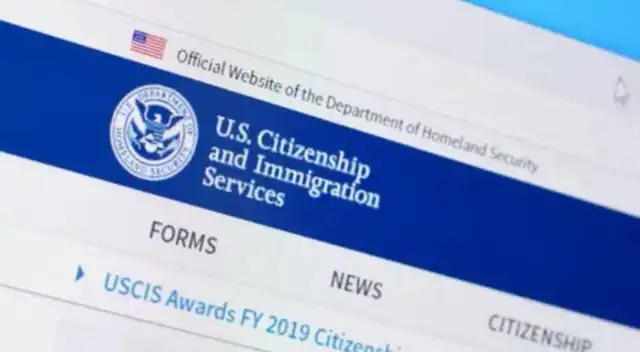 Revisa el estatus de tu caso en línea en USCIS.