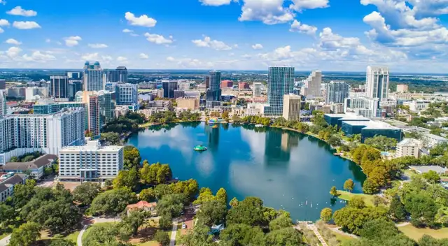 La justicia avala ley de Florida que impone límites a la compra de propiedades a siete países. La justicia avala ley de Florida que impone límites a la compra de propiedades a siete países.