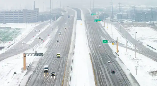 Nevadas, hielo y visibilidad cero tormenta afecta a millones en 40 estados tras Acción de Gracias. Nevadas, hielo y visibilidad cero tormenta afecta a millones en 40 estados tras Acción de Gracias.