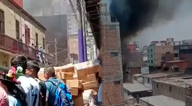 Reportan voraz incendio en almacén cerca a Gamarra en La Victoria: comerciantes lanzaron mercadería para evitar pérdidas Reportan voraz incendio en almacén cerca a Gamarra en La Victoria: comerciantes lanzaron mercadería para evitar pérdidas