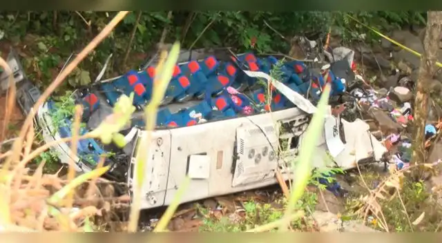 Un bus escolar que volvía de Coveñas a Medellín, cayó a precipio y terminó con la vida de 17 jóvenes Un bus escolar que volvía de Coveñas a Medellín, cayó a precipio y terminó con la vida de 17 jóvenes