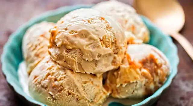 Anuncian el retiro de una marca de helado por contener piedras.