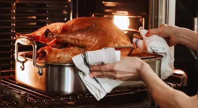 Cómo cocinar el pavo para Navidad 2025: tiempo de cocción y temperatura en el horno