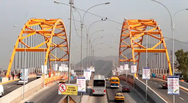 Mujer muere tras caer de un puente y ser arrollada por bus del Metropolitano en la avenida Alfonso Ugarte Mujer muere tras caer de un puente y ser arrollada por bus del Metropolitano en la avenida Alfonso Ugarte