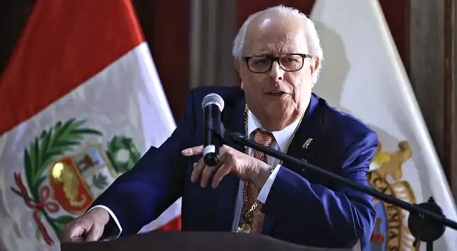 Julio Velarde advierte que sin un sistema de pensiones el país no puede avanzar.