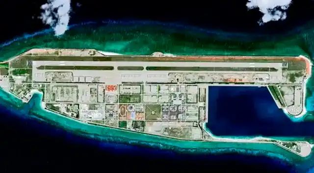 Conoce cómo China creó islas artificiales en el mar Meridional tras 12 años de verter arena y sedimentos sobre arrecifes marinos.