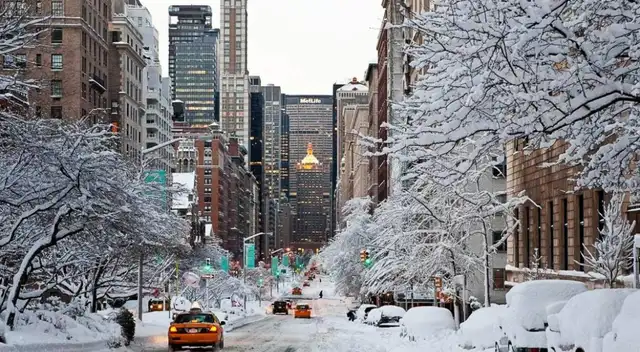 Nuevo sistema invernal amenaza Nueva York con lluvia, nieve y frío extremo.