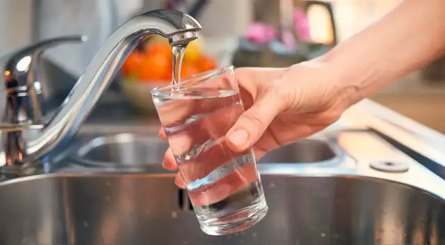 Científicos revelan el método práctico y casero para eliminar microplásticos del agua potable en minutosCientíficos revelan el método práctico y casero para eliminar microplásticos del agua potable en minutos