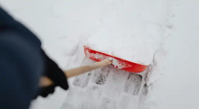 Tormenta invernal y riesgo cardíaco la edad clave que debes conocer antes de palear nieve.