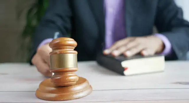 Nuevo precedente legal tribunales respaldan la autonomía de adolescentes frente a sus padres.