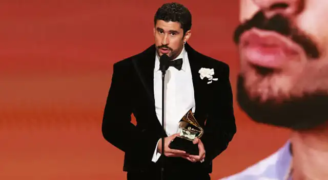 El momento más político de los Grammy Bad Bunny grita “¡Fuera ICE!” y defiende a los migrantes. El momento más político de los Grammy Bad Bunny grita “¡Fuera ICE!” y defiende a los migrantes.