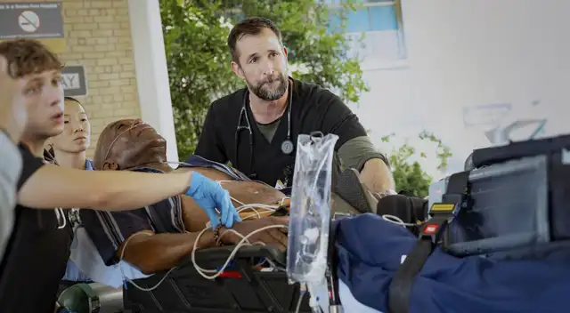 The Pitt es una producción de John Wells Productions en asociación con Warner Bros.