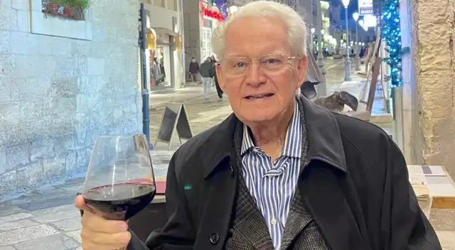 Lo tuvo todo en Estados Unidos, pero eligió vivir con una maleta en Italia a los 80.