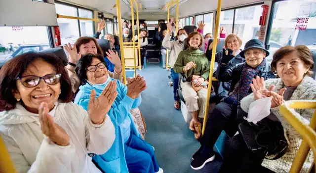Adultos mayores viajarían GRATIS en el transporte público tras propuesta en el Congreso: conoce desde qué edad aplica el beneficio